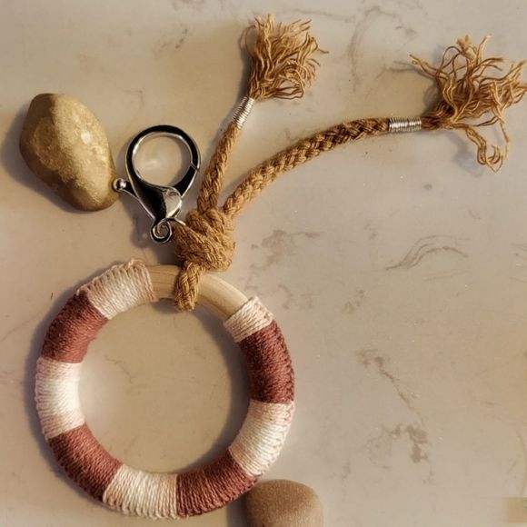 Handmade knitted wood rings Keychain new - Picture 3 of 6